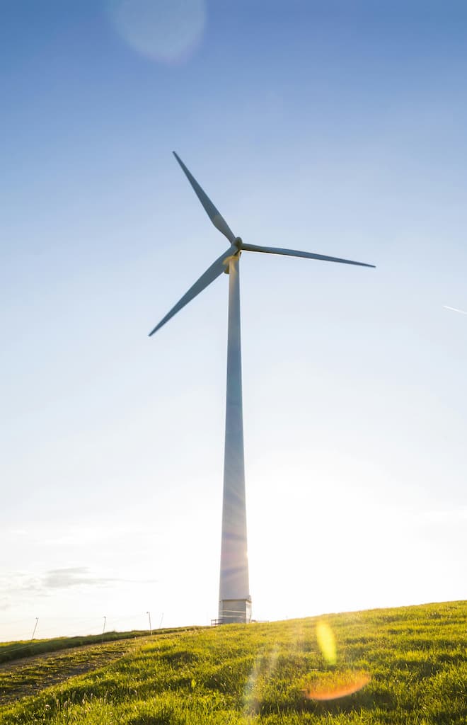 Éolienne sur une colline