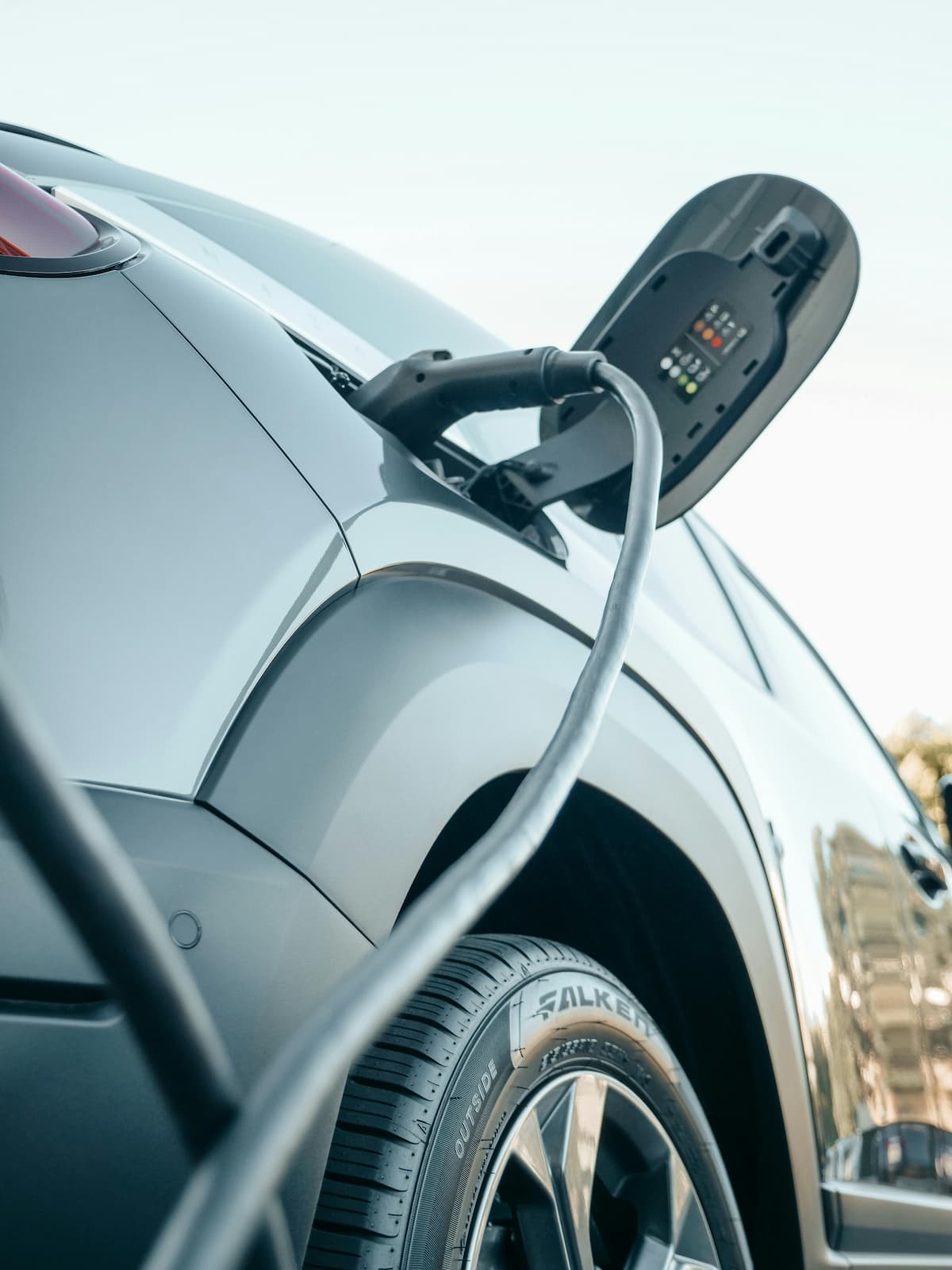 Voiture électrique chargeant à une borne