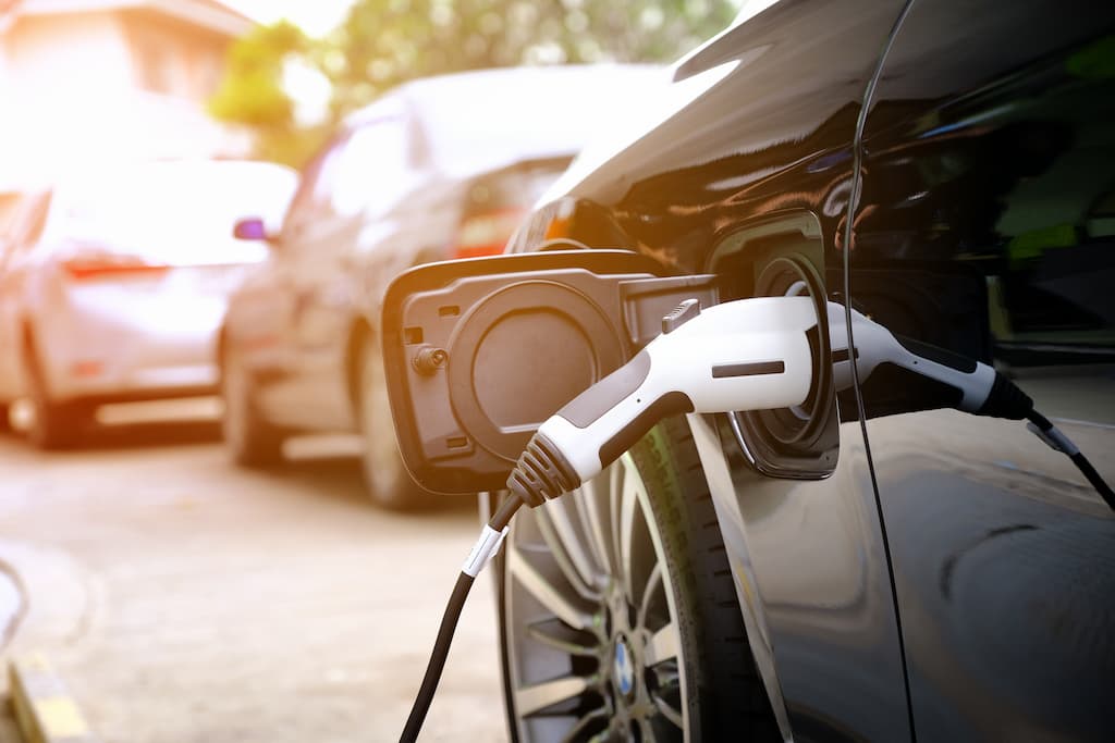 voiture électrique chargeant
