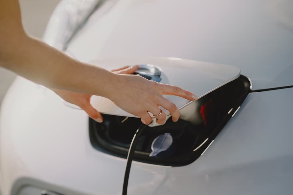 voiture électrique nissan chargeant