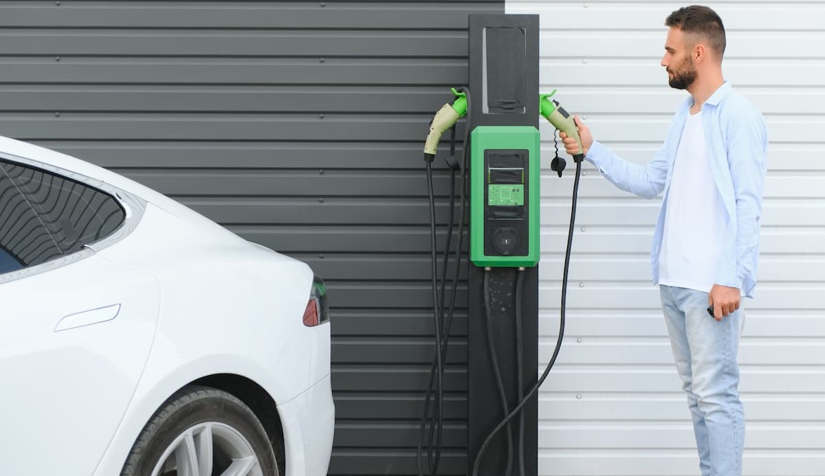 Personne entrain de charger sa voiture electrique