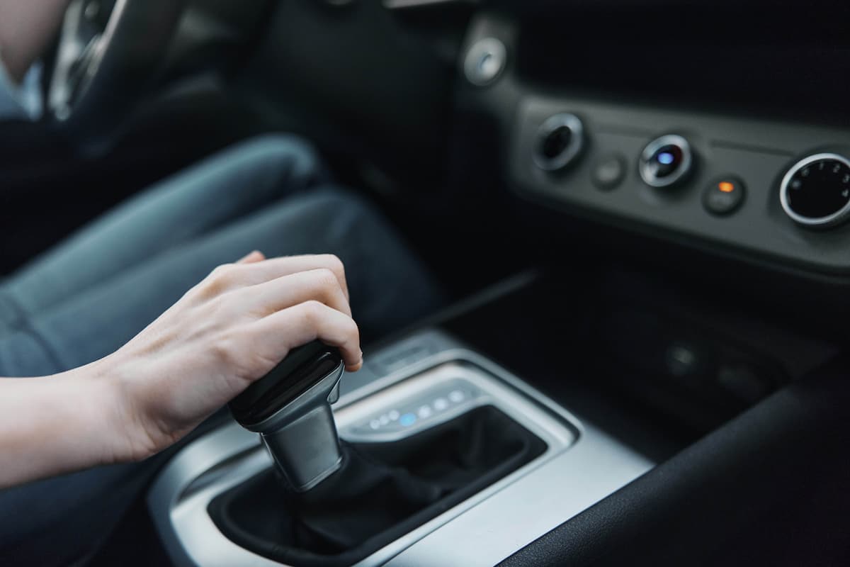 Homme conduisant avec boite automatique