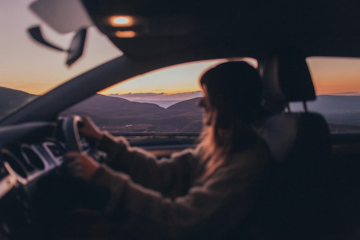Fille conduisant voiture