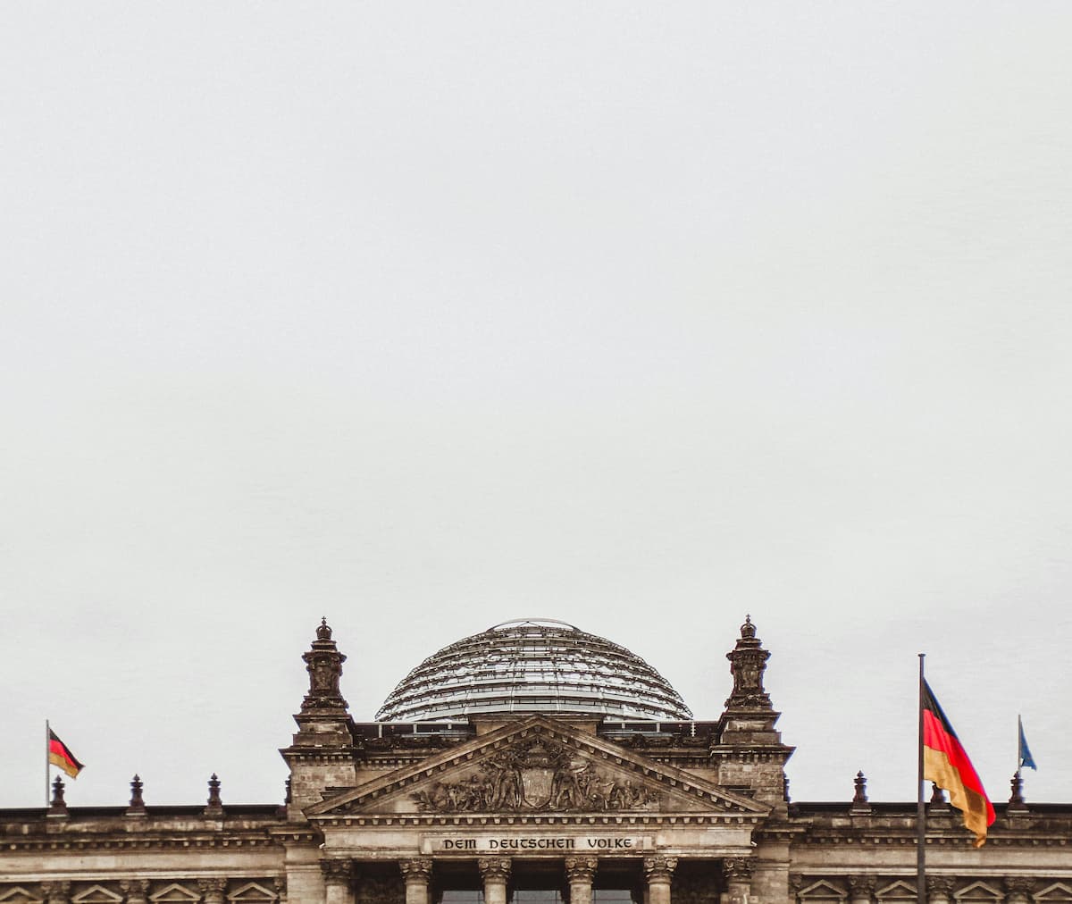 Monument allemand et drapeau allemagne