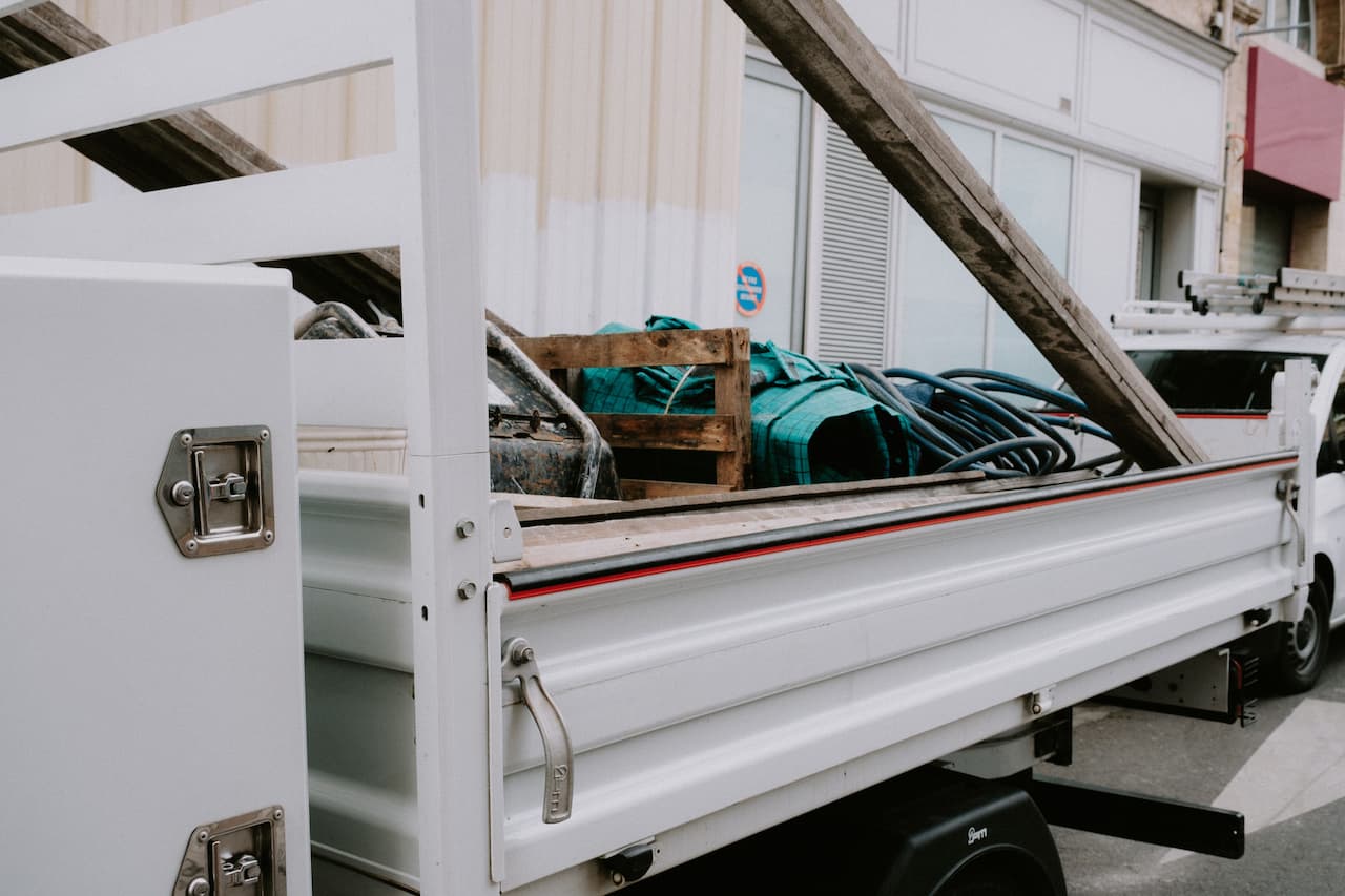 Benne à ridelles d'un camion utilitaire d'occasion chargée de matériaux