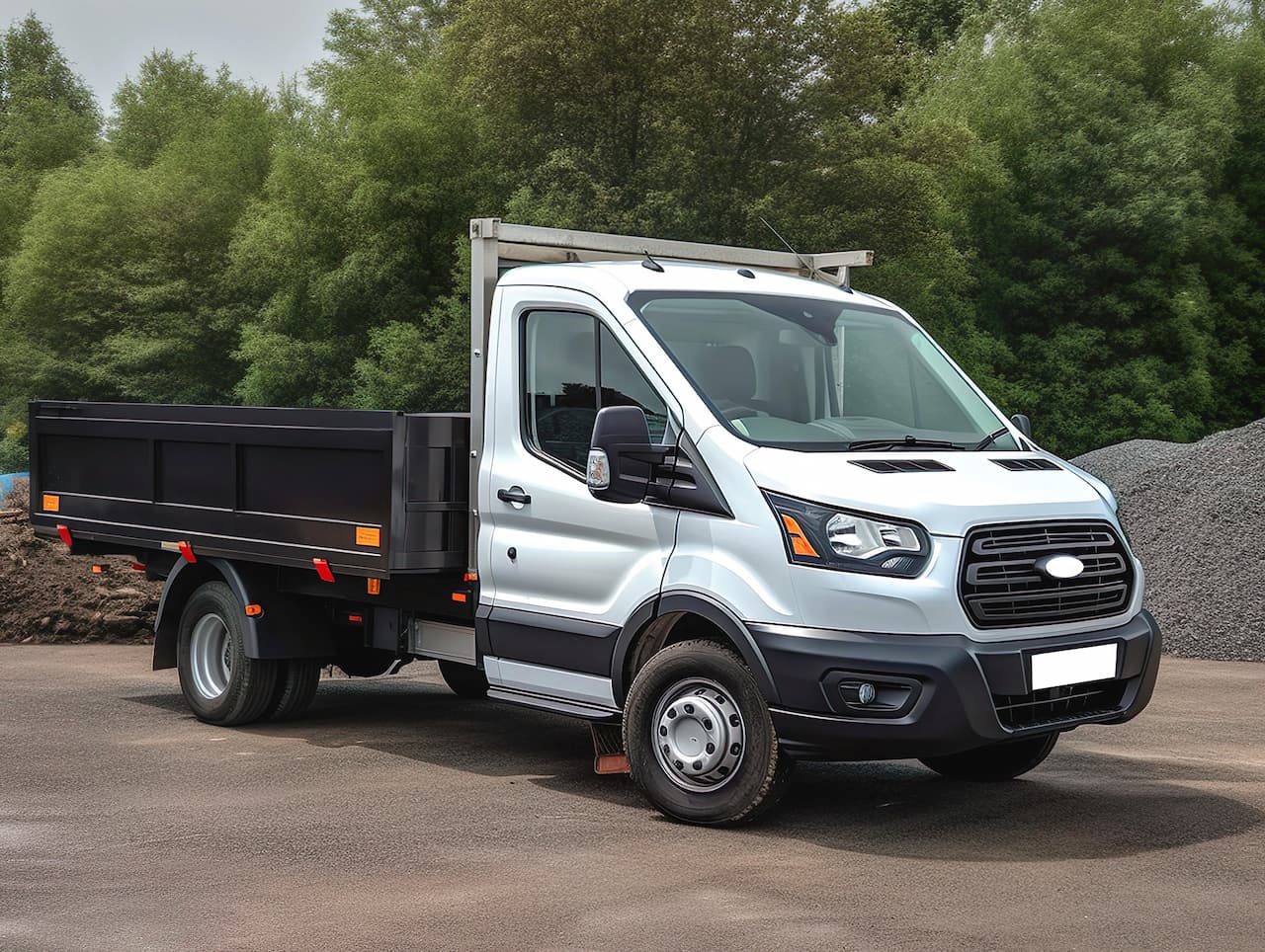 Camion benne d'occasion 3,5 tonnes à cabine blanche sur un chantier