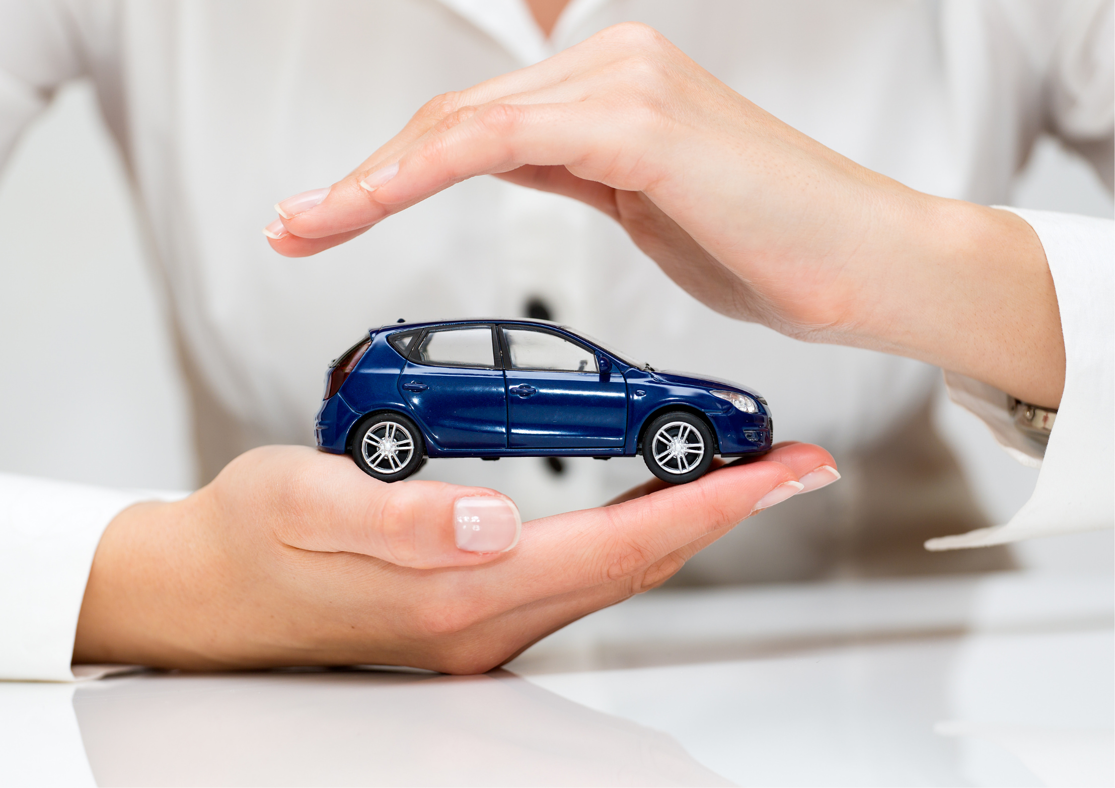 voiture-miniature-dans-des-mains