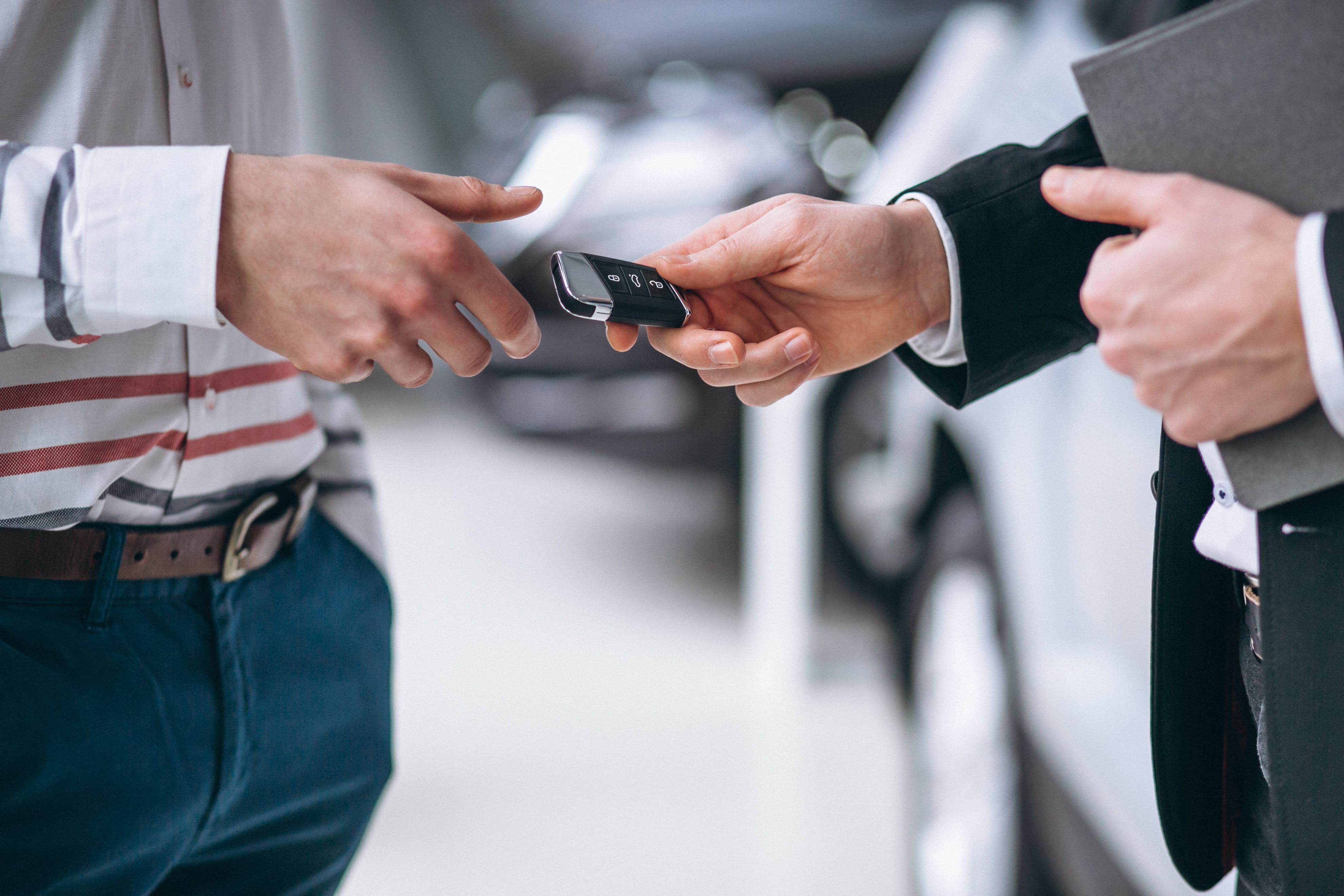 des-mains-echangent-des-cles-de-voiture