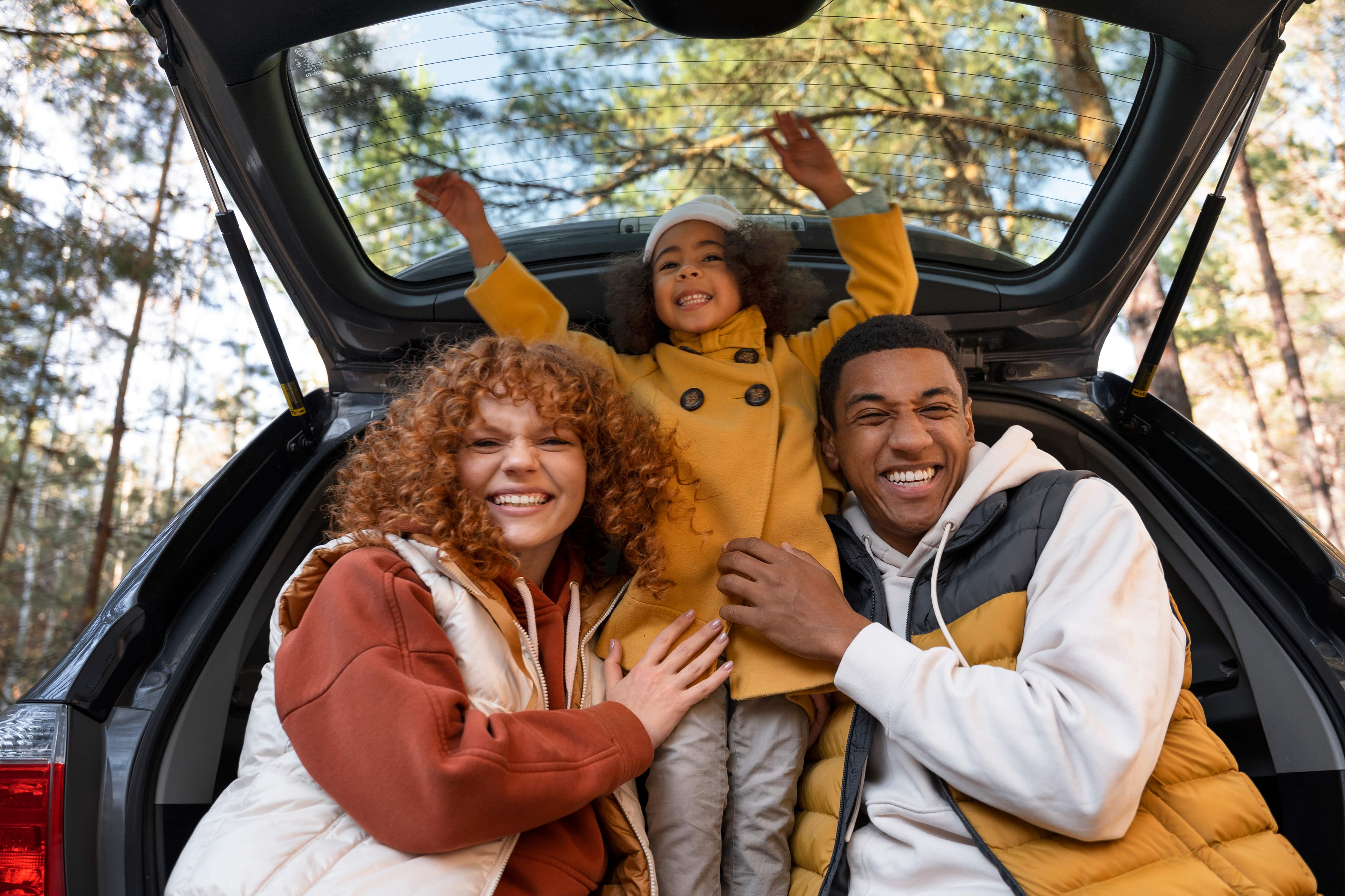 jeune-famille-profitant-de-voyages