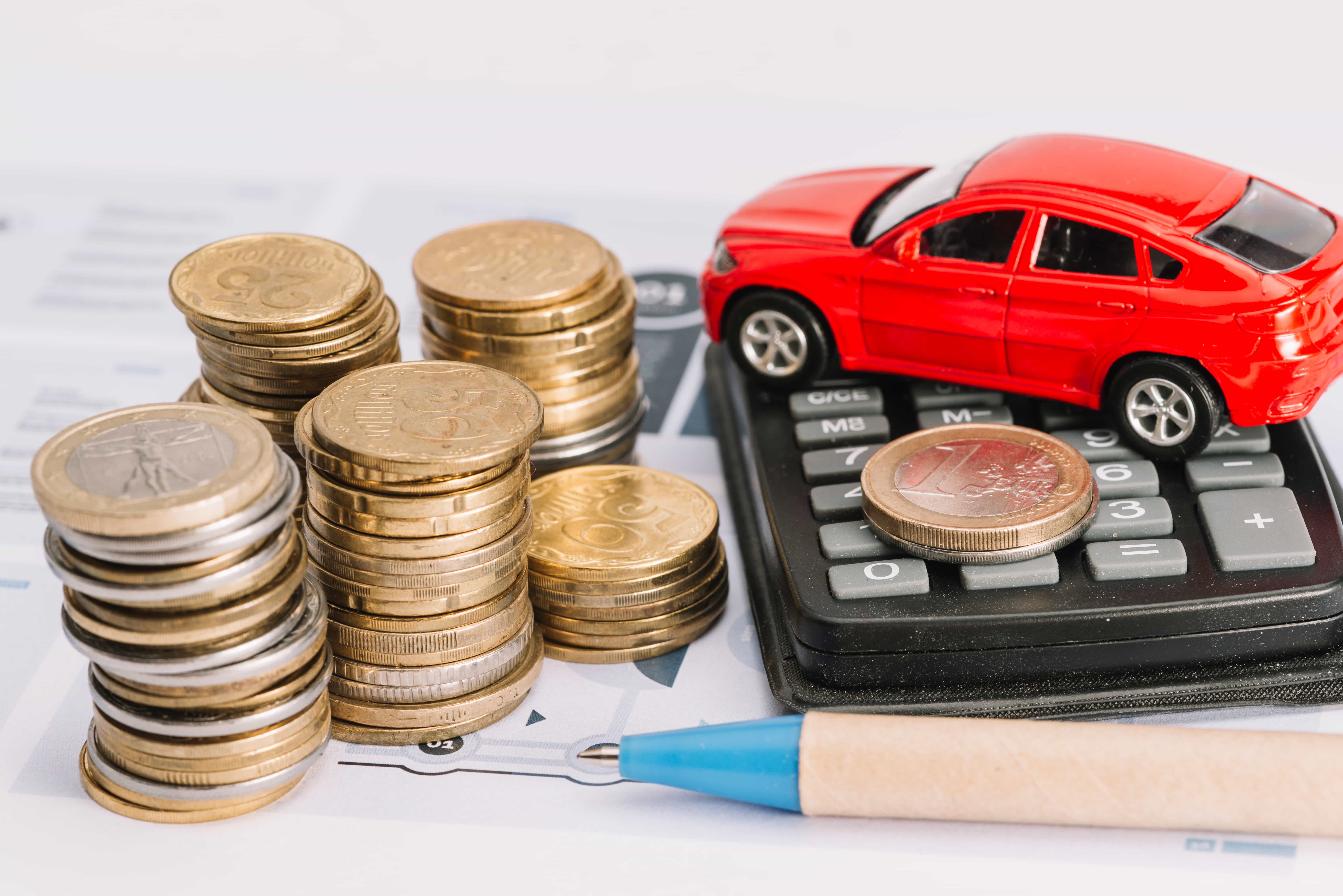 pile-de-pieces-de-monnaie-calculatrice-voiture-jouet