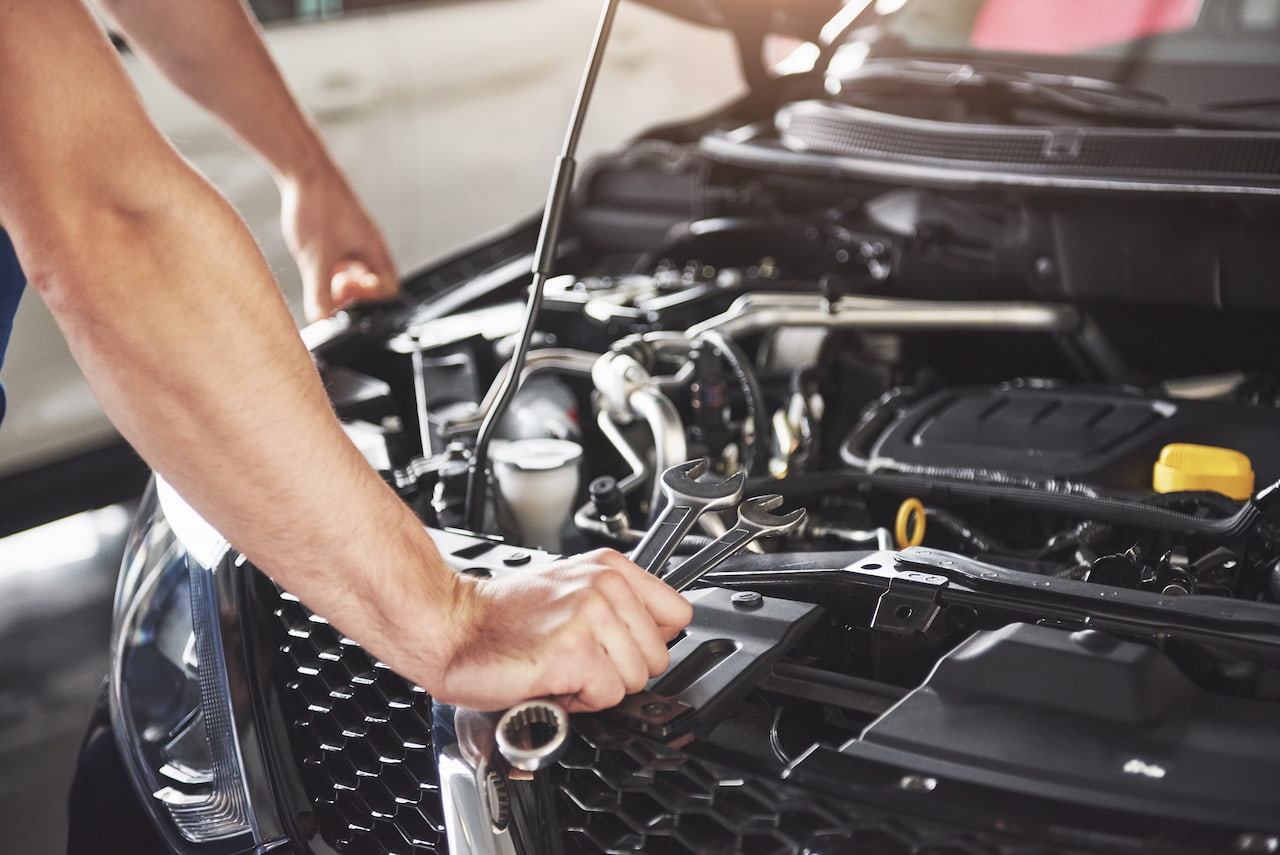 gros plan des mains d un mecanicien faisant le service et l entretien de la voiture