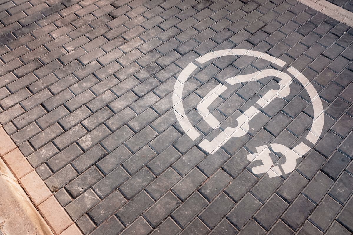 Symbole de station de recharge pour voitures électriques sur une chaussée
