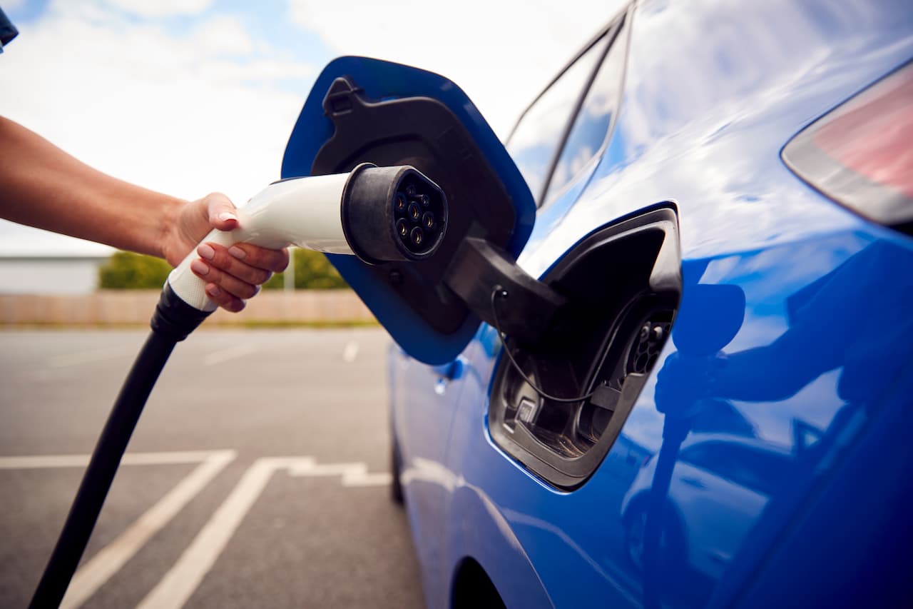 Voiture chargeant borne electrique