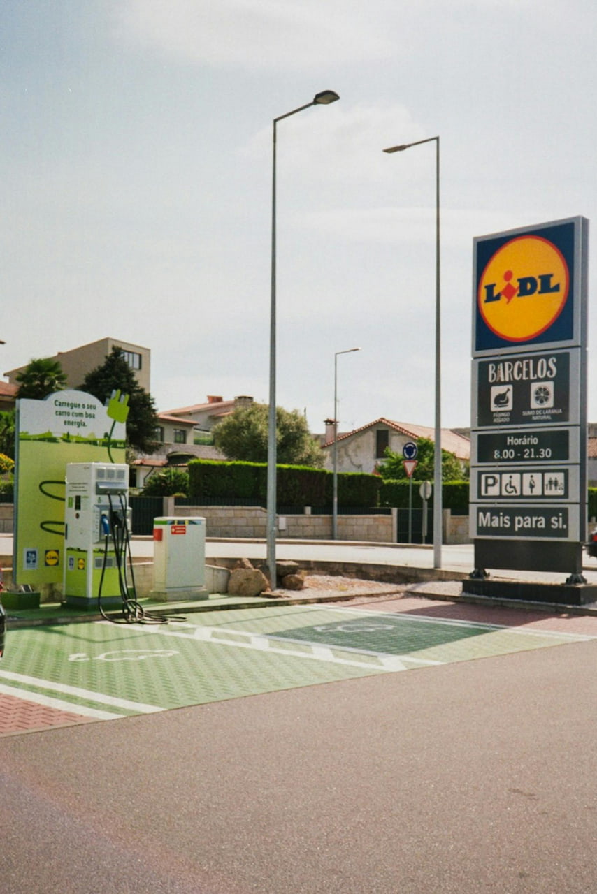 Borne de recharge pour voitures sur le parking d'un supermarche