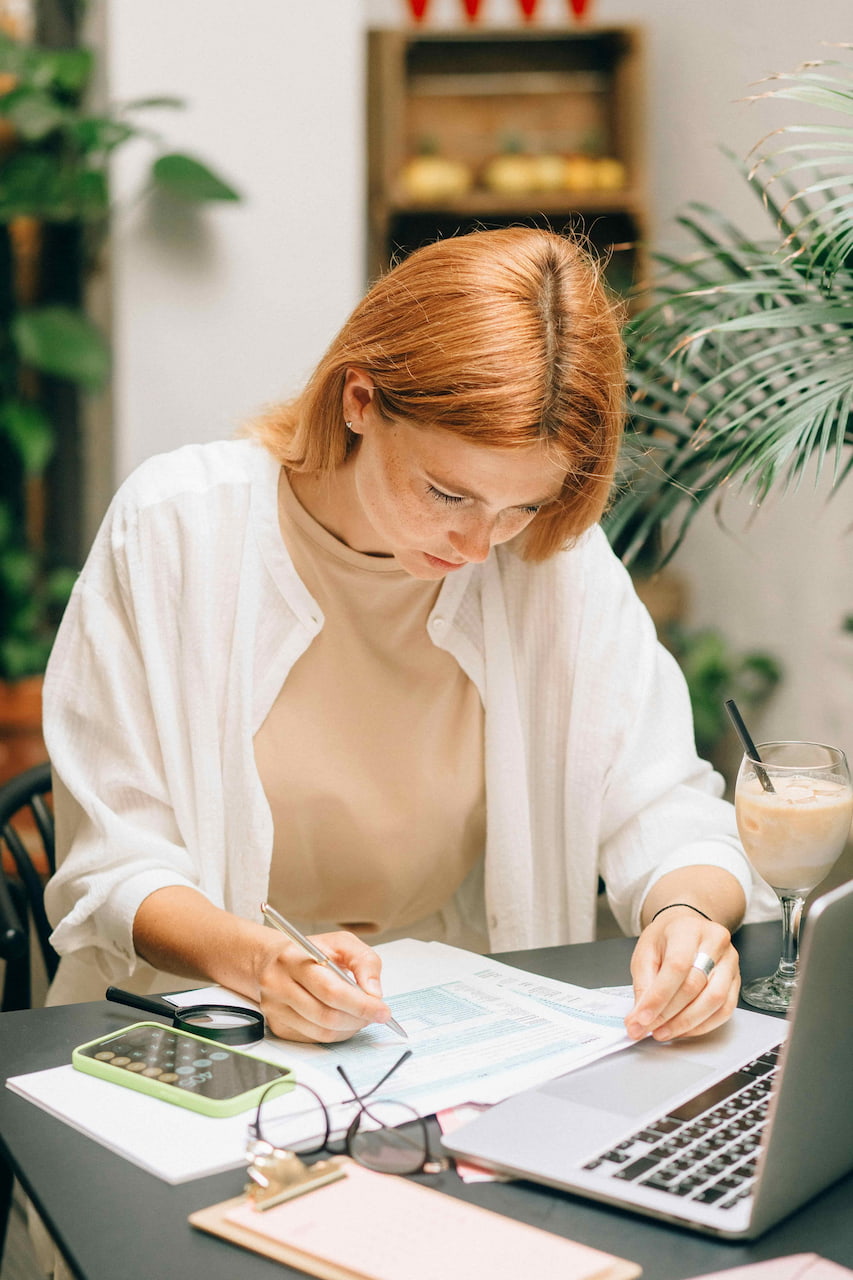 Femme remplissant des documents administratifs