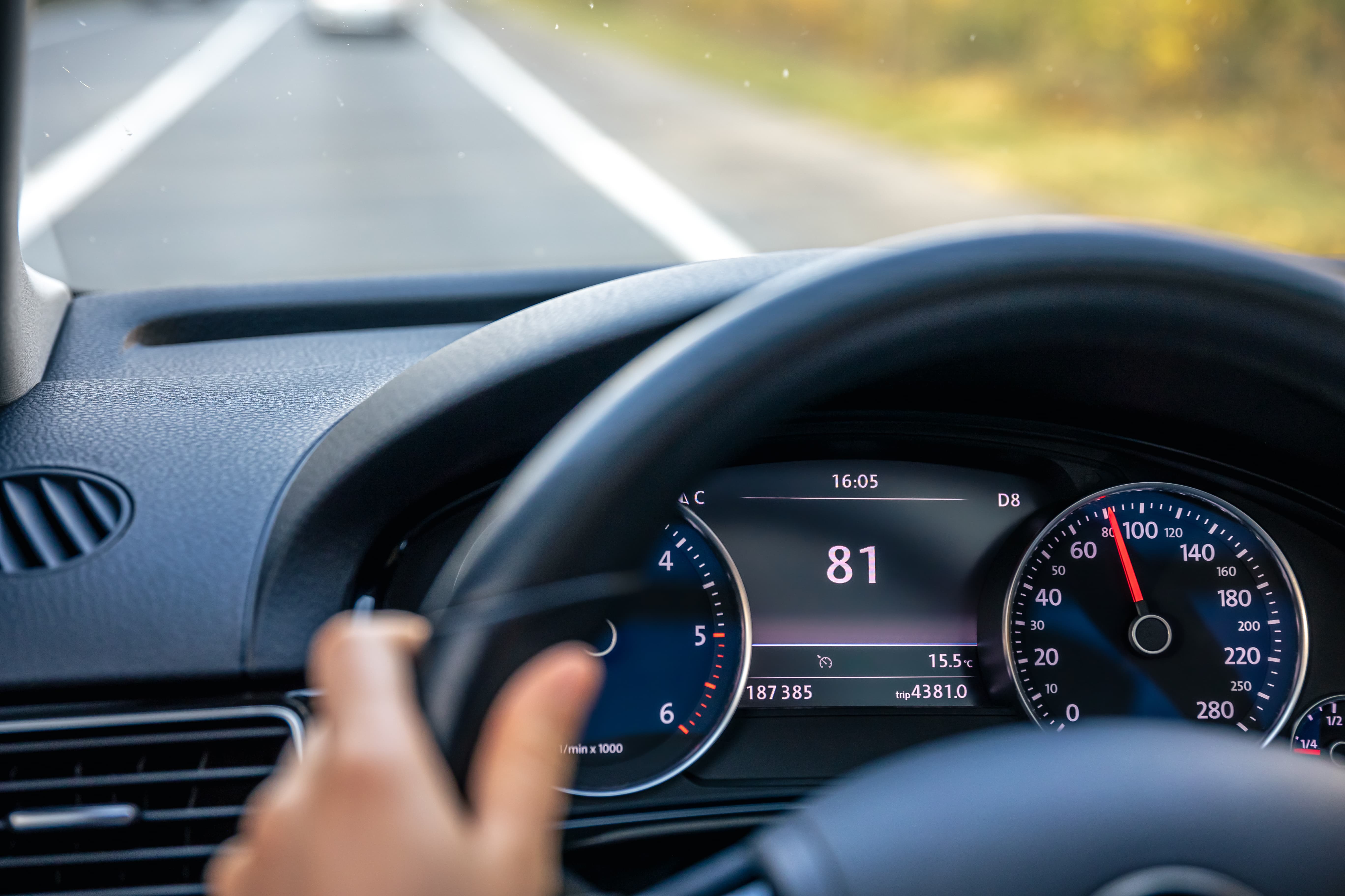 le-volant-d-une-voiture-sur-la-route