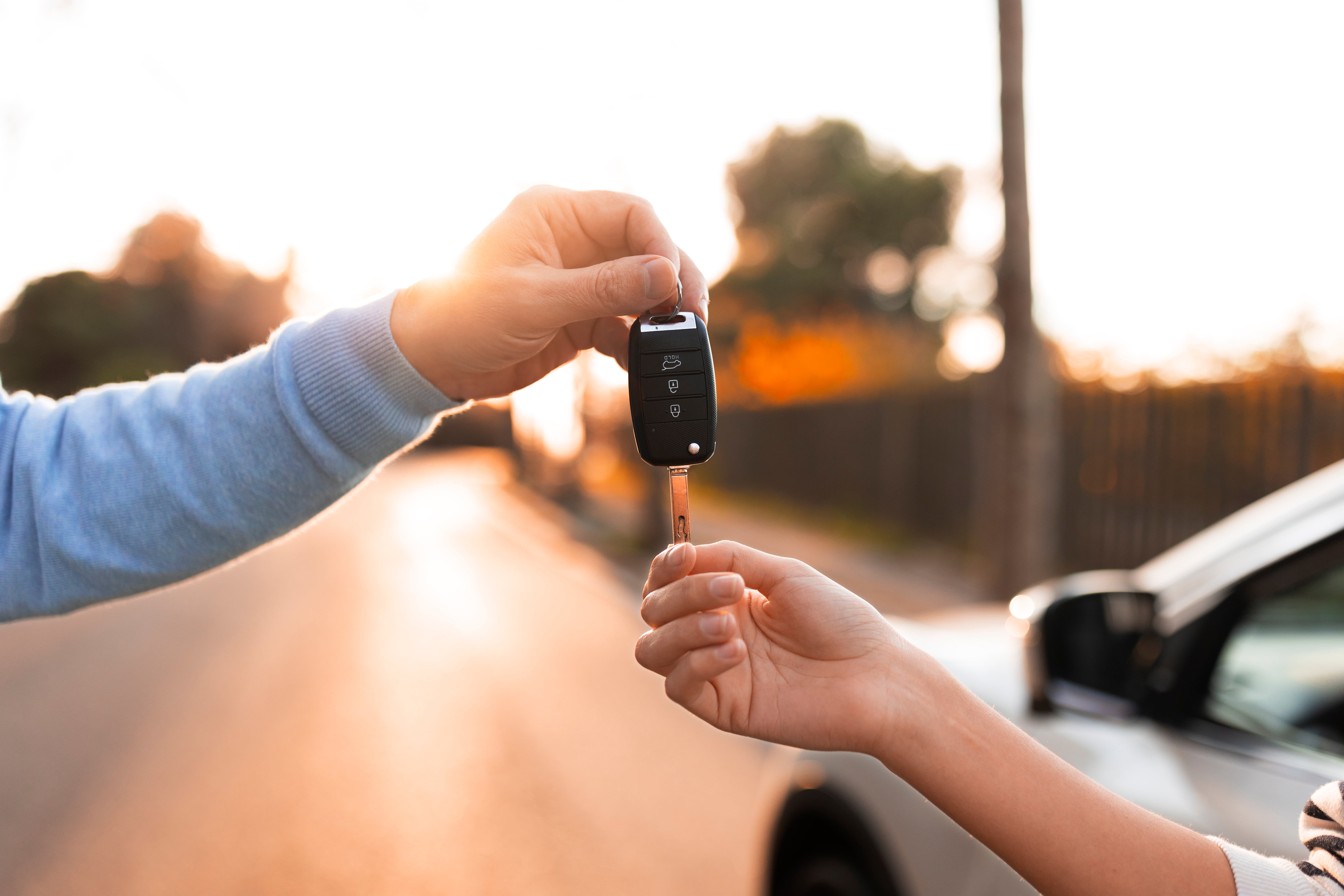 personne-se-preparant-a-recevoir-des-cles-de-voiture