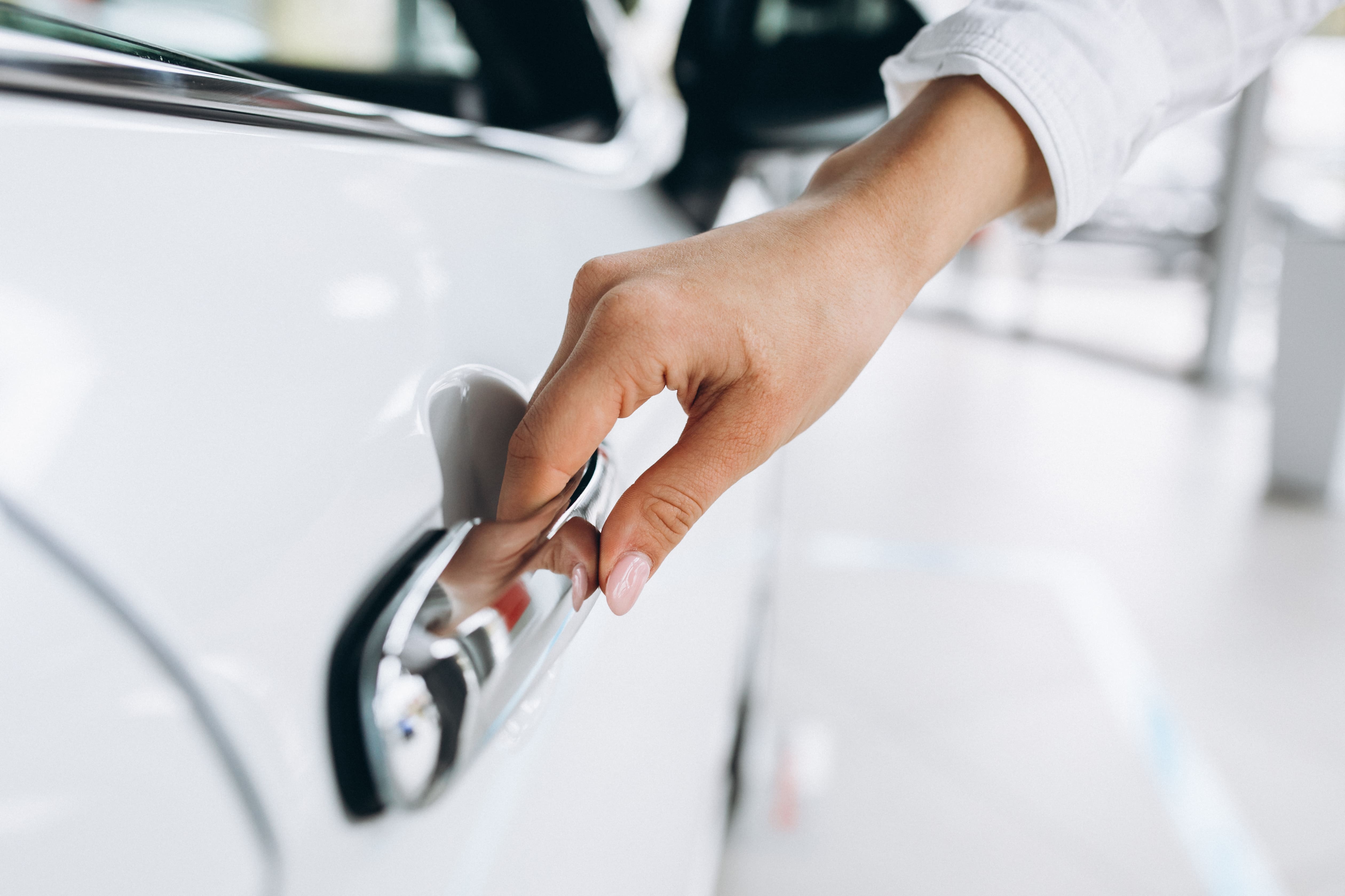 voiture-ouverture-femme-main