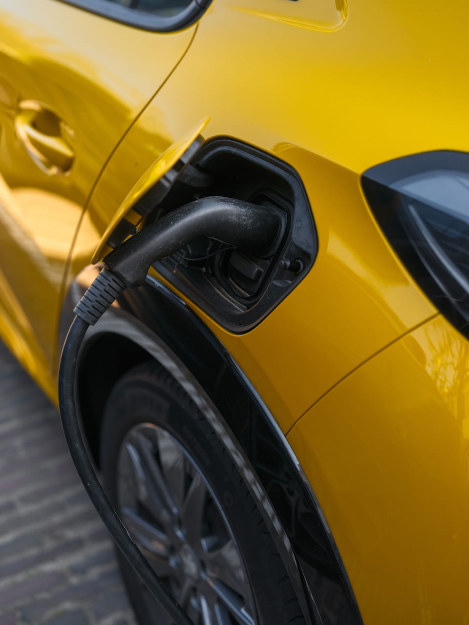 Gros plan sur la prise de recharge d'une voiture électrique d'occasion