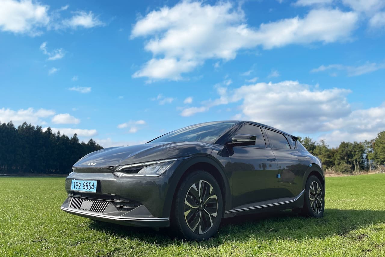 Voiture électrique d'occasion stationnée en extérieur