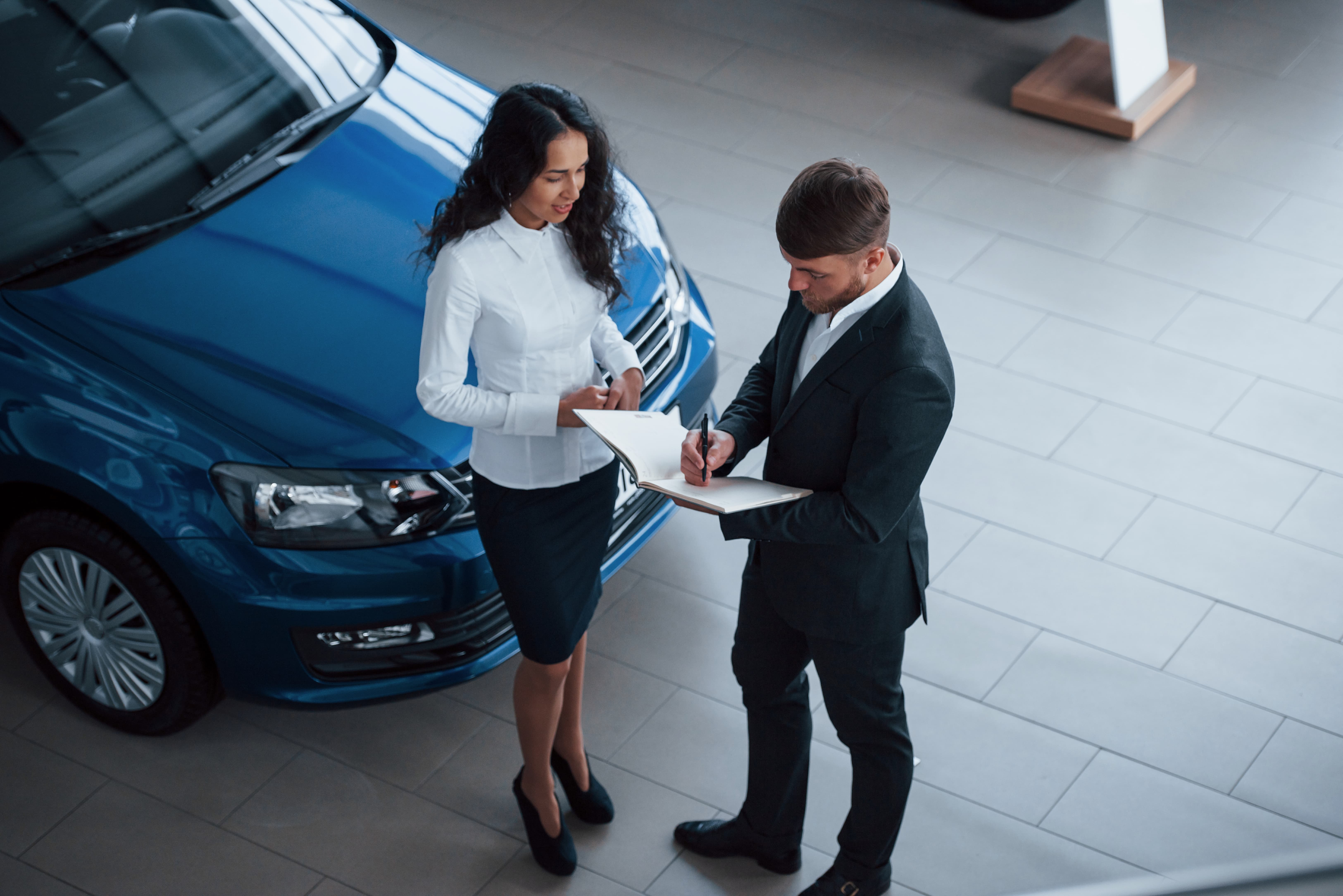 client signant un contrat automobile