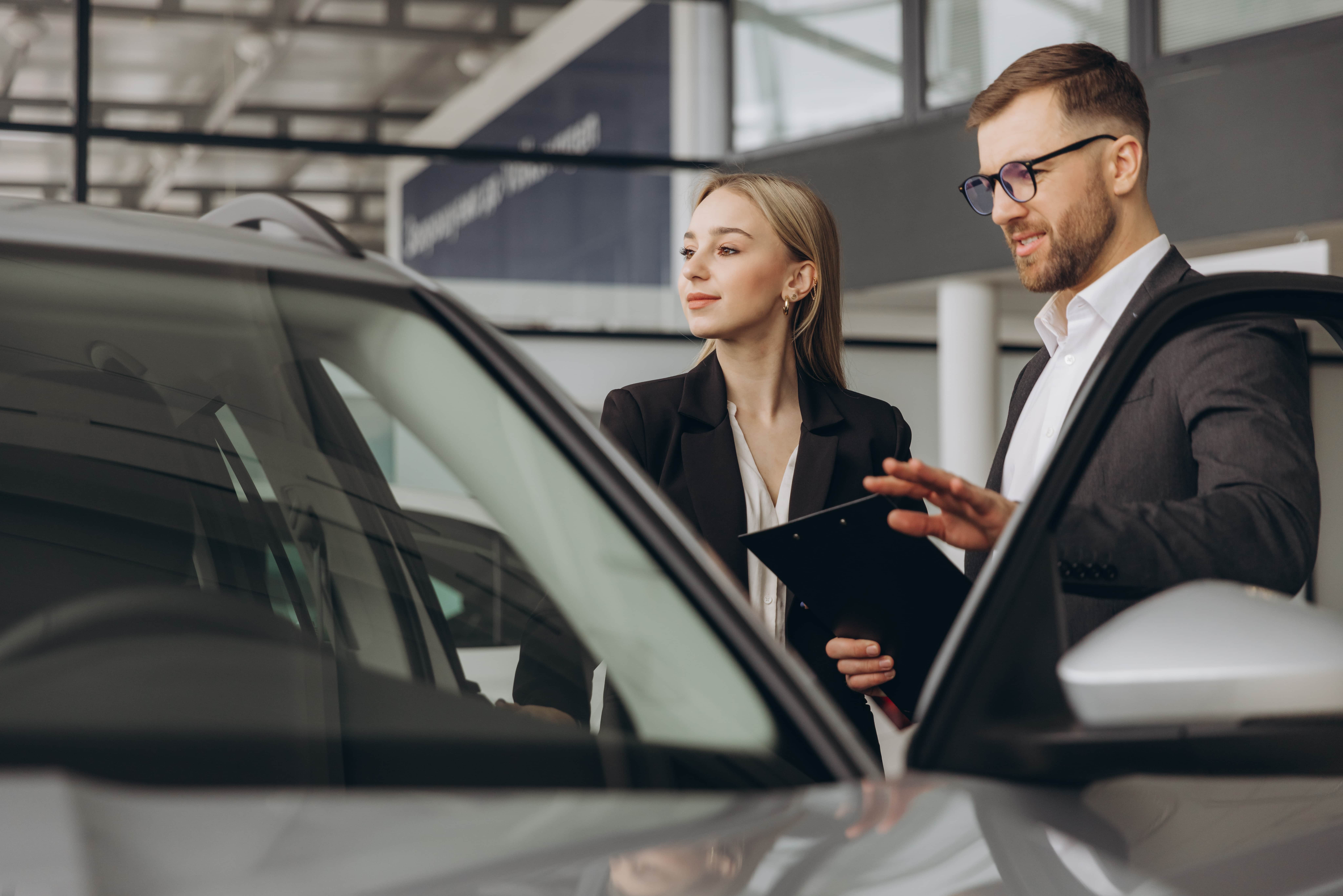 personnes parlant en concession automobile