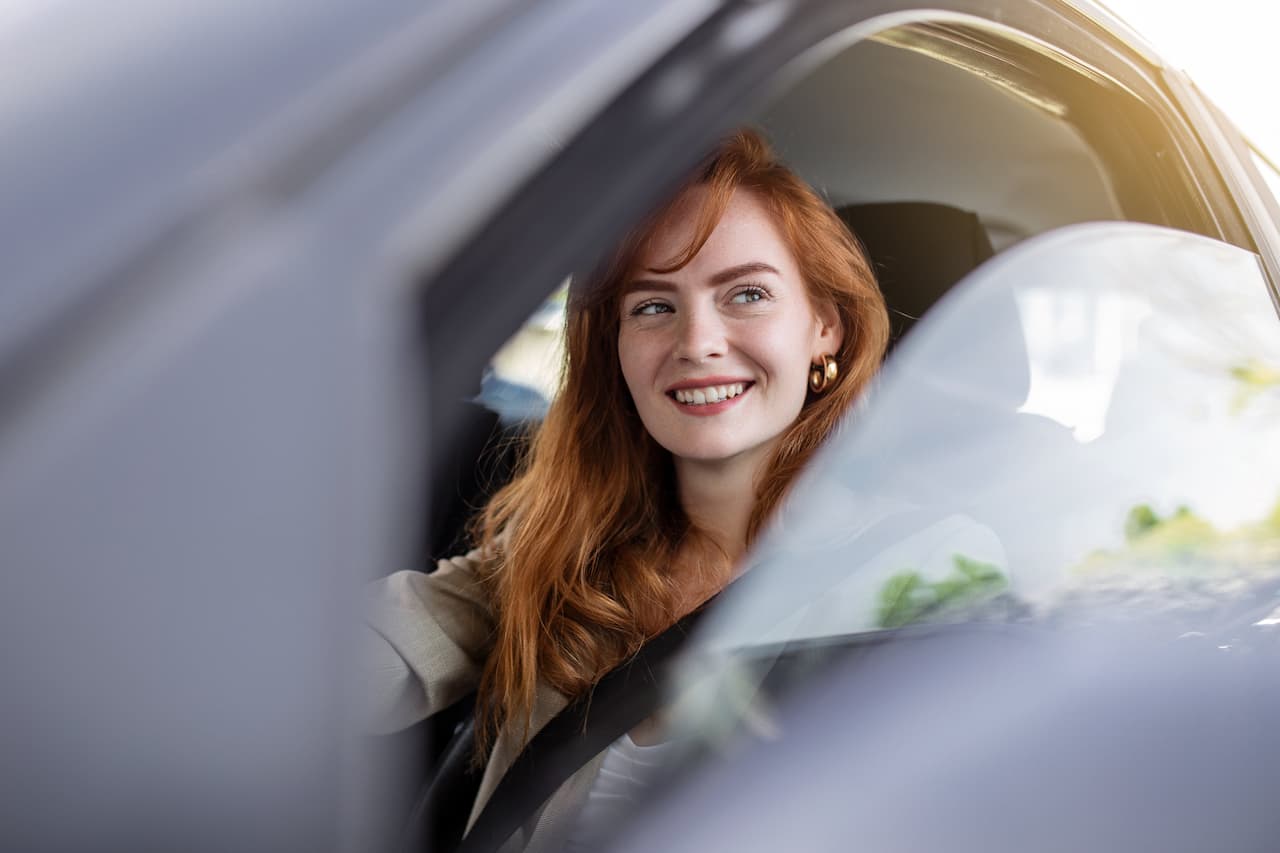 jeune femme au volant d une voiture