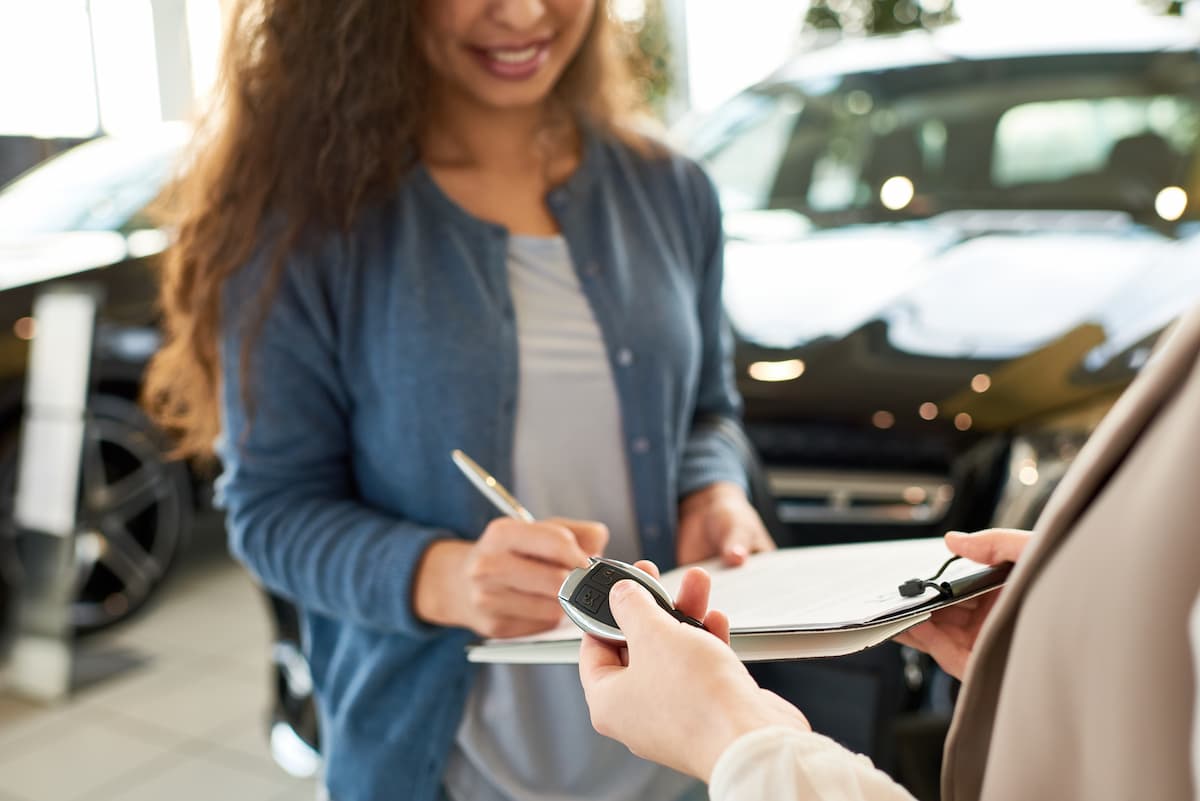 Personne signant un contrat pour une nouvelle voiture