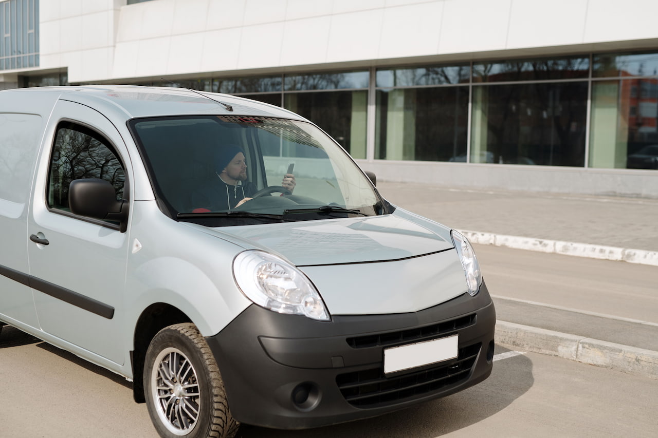 Renault Kangoo, utilitaire d'occasion fiable, stationné en ville