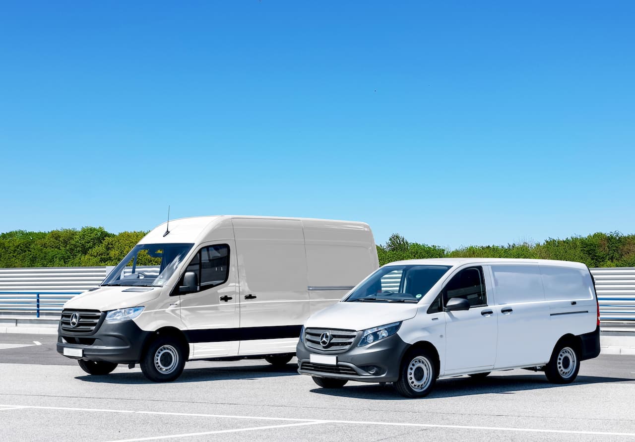Deux utilitaires d'occasion Mercedes de tailles différentes garés côte à côte