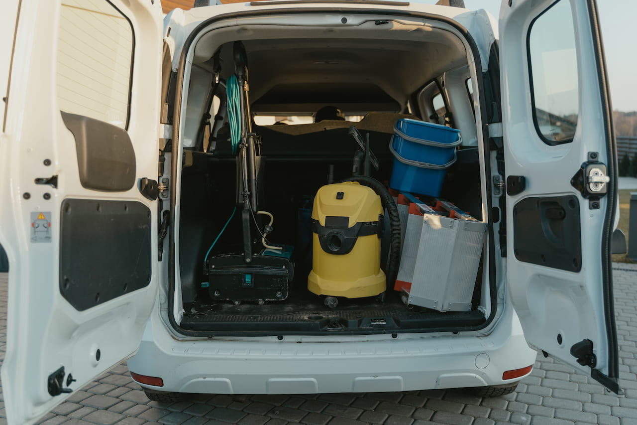 Livreur chargeant des colis dans un utilitaire professionnel d'occasion