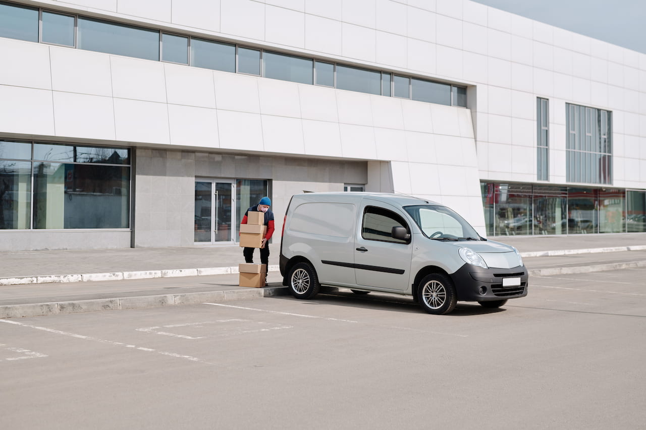 Camionnette utilitaire d'occasion chargée du matériel d'un professionnel