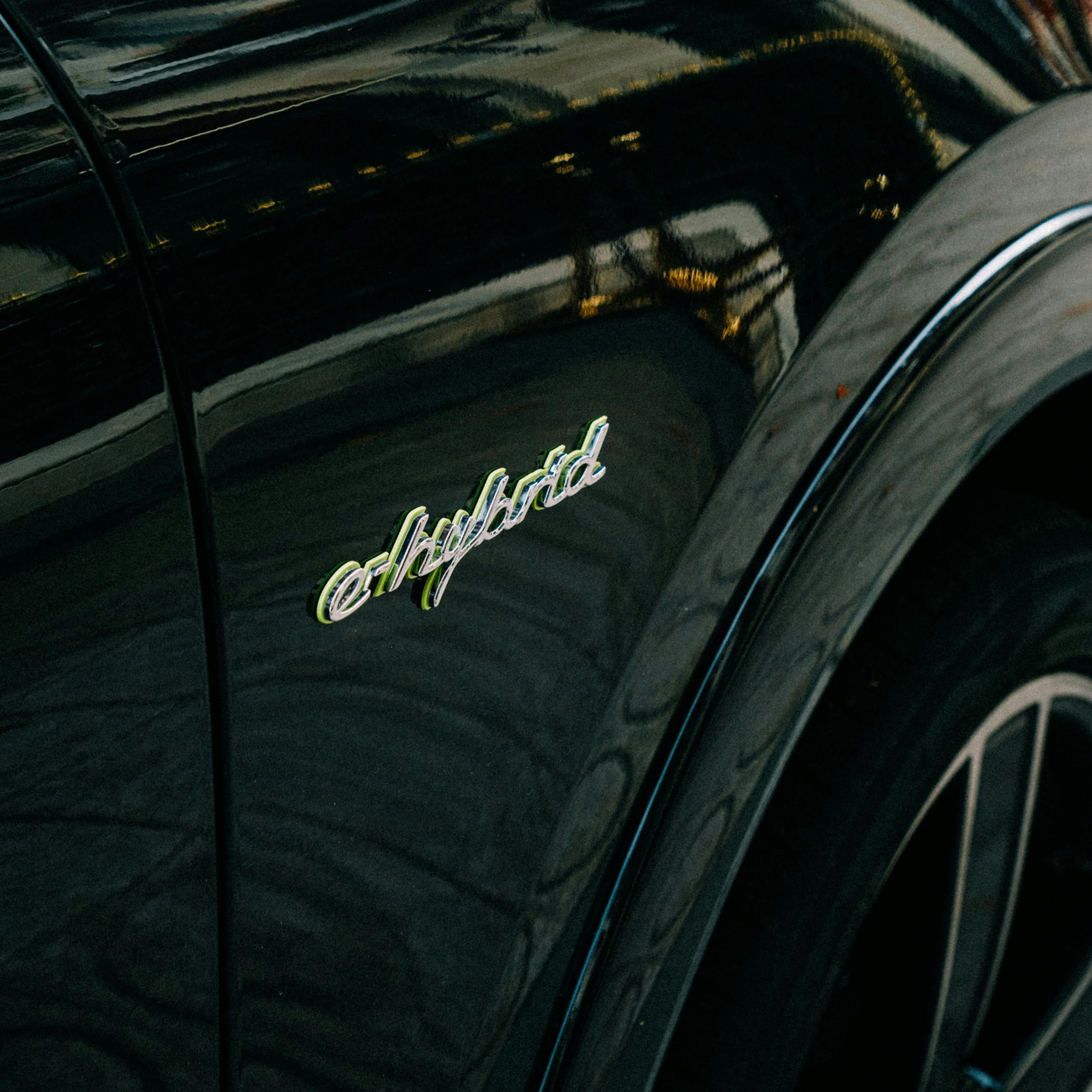 Voiture avec inscription hybride sur la carrosserie