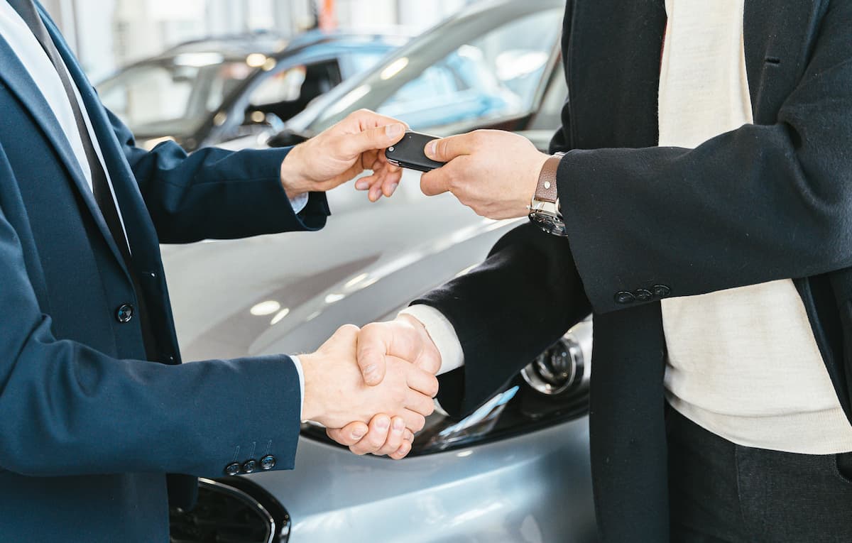 Poignée de main avec clé de voiture