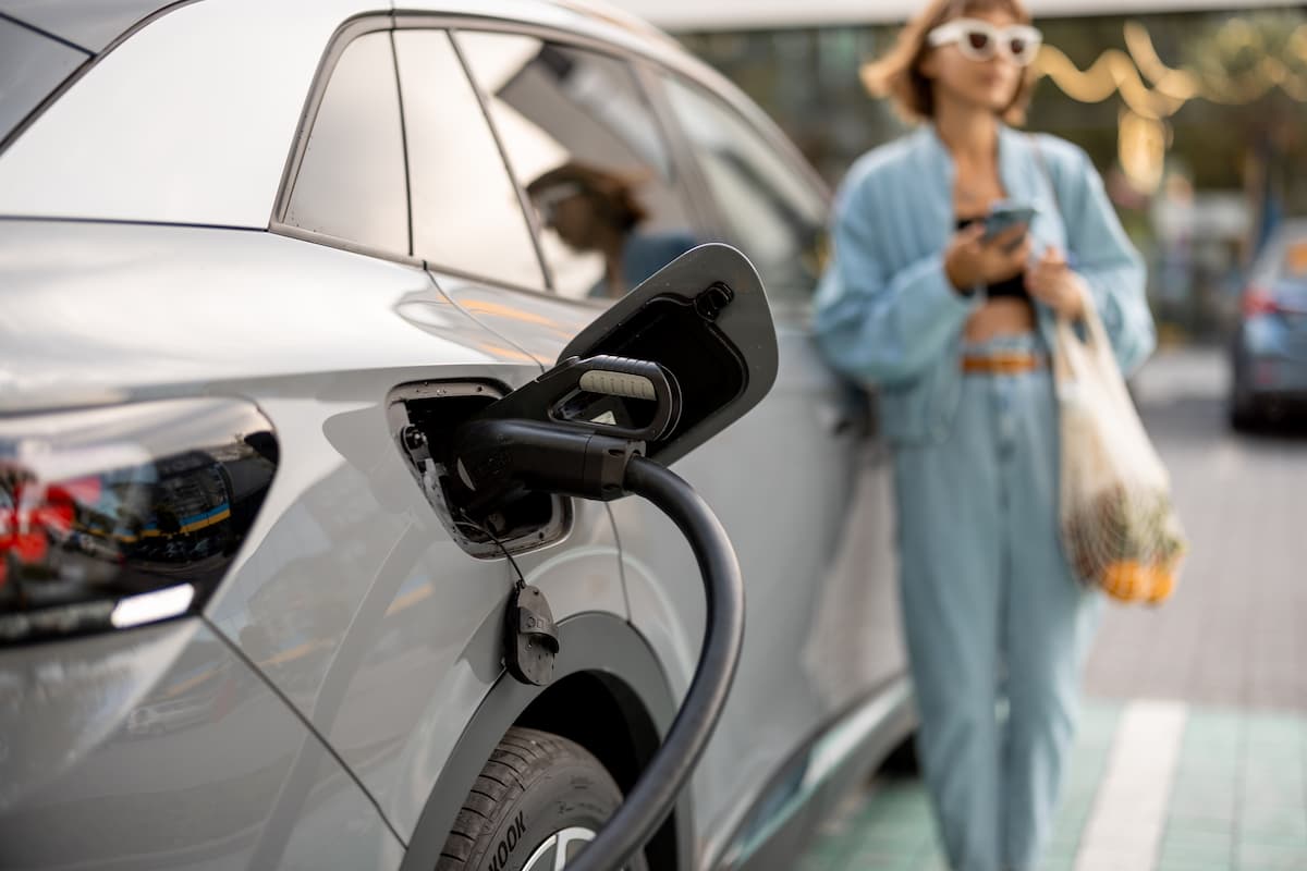 Voiture électrique chargeant